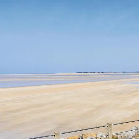 3 Bedroom Gorgeous In Hauteville-sur-Mer